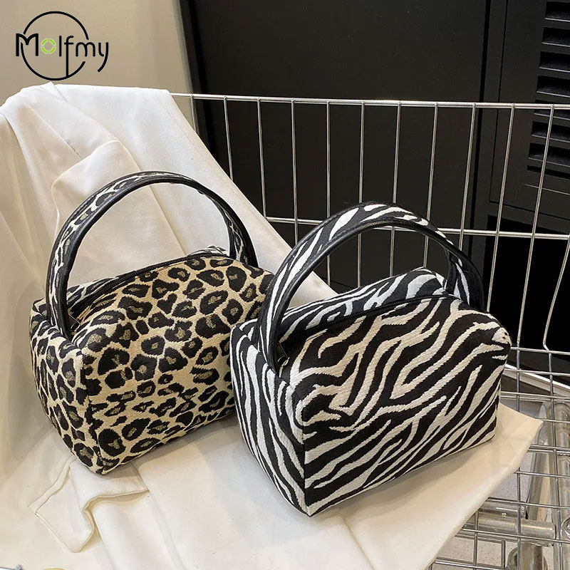 Luxury Skincare & Spa Photos - Kosmetyczka w panterkę Luksusowa przenośna płócienna