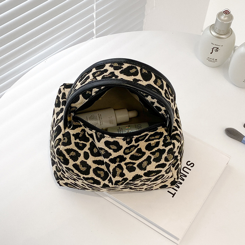Kosmetyczka w panterkę Luksuso – Luxury Skincare & Spa Photos recenzja i cena